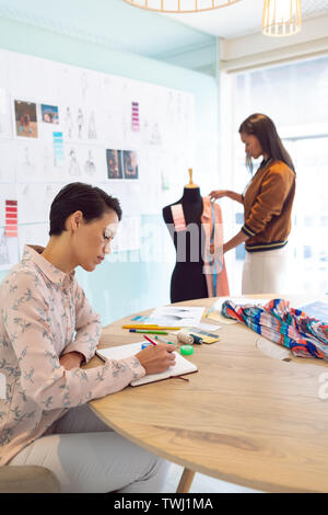 Weibliche Mode Designer arbeiten in einem modernen Büro Stockfoto