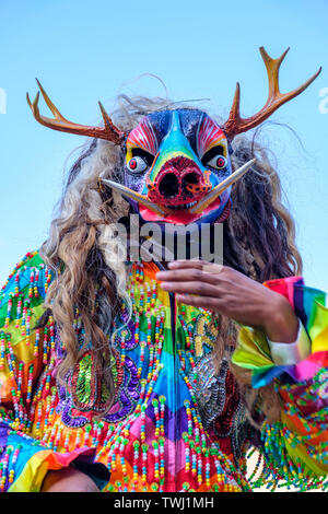 Peruanische Religion, Choqueklka Festival. Señor de Choqueklka Prozession sacra oder Dämon, Peruanischen Heiligen Tal der Inkas Stadt Ollantaytambo, Peru Stockfoto