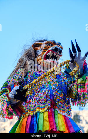 Peruanische Religion, Choqueklka Festival. Señor de Choqueklka Prozession saqra oder Dämon, Peruanischen Heiligen Tal der Inkas Stadt Ollantaytambo, Peru Stockfoto