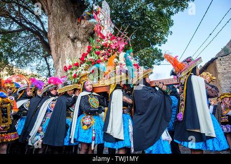 Peru Religion, Choqueklka Festival Prozession. Frauen, die das Bild von Señor de Choqueklka tragen, Peruvianisches Heilig-Tal der Inkas, Ollantaytambo, Peru Stockfoto