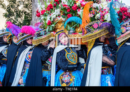 Peru Religion, Choqueklka Festival Prozession. Frauen, die das Bild von Señor de Choqueklka tragen, Peruvianisches Heilig-Tal der Inkas, Ollantaytambo, Peru Stockfoto