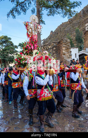 Peru Religion, Choqueklka Festival Prozession. Männer mit dem Kreuz Señor de Choqueklka, Peruanisches Tal der Inkas, Ollantaytambo, Peru Stockfoto