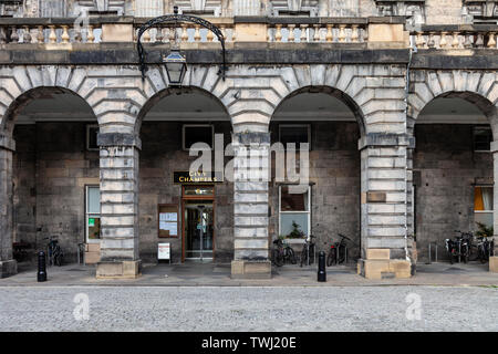 Im Erdgeschoss Loggia in Edinburgh City Chambers in der Royal Mile in der Altstadt. Schottland, Großbritannien Stockfoto