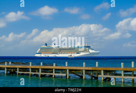 Grand Cayman, Cayman Islands, Dez 2018, die Celebrity Equinox Kreuzfahrtschiff von George Town Küste günstig Stockfoto