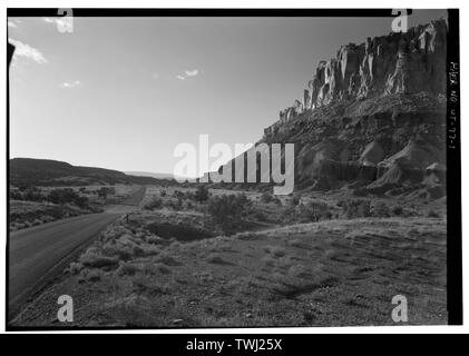 Malerische Straße, Richtung Nordwesten, Waterpocket Fold im rechten - Capital Reef National Park Straßen und Brücken, entlang der State Route 24 zwischen Torrey und Cainesville, Torrey, Wayne County, UT; Civilian Conservation Corps; Quint, Sender; Grogan, Brian C, Fotograf Stockfoto