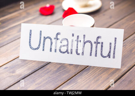 White Paper mit Word unvorbereitet gegen elegante Tasse Kaffee im Cafe Stockfoto