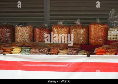 Pikante asiatische Snacks am lokalen Markt an der Batu Höhlen in Malaysia verkauft Stockfoto