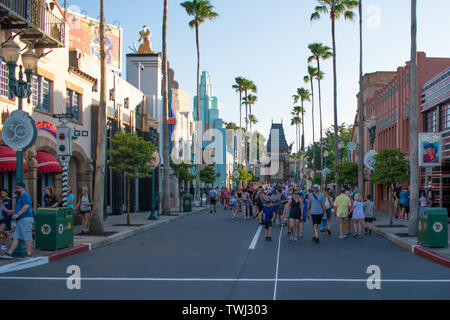 Orlando, Florida. 20. Mai 2019. Menschen zu Fuß auf dem Sunset Boulevard in Hollywood Studios im Walt Disney World Area Stockfoto