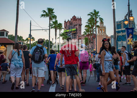 Orlando, Florida. 20. Mai 2019. Menschen zu Fuß auf dem Sunset Boulevard in Hollywood Studios im Walt Disney World Area Stockfoto