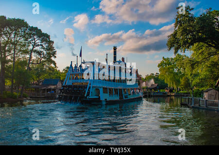 Orlando, Florida. 10. Mai 2019. Schöne Aussicht von Liberty Square River Boat in Magic Kingdom in Walt Disney World Stockfoto