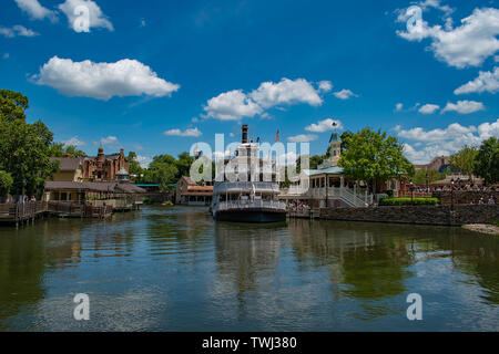 Orlando, Florida. 10. Mai 2019. Schöne Aussicht von Liberty Square River Boat in Magic Kingdom in Walt Disney World Stockfoto