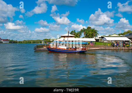 Orlando, Florida. 10. Mai 2019. Disney Taxi Boot auf der Seven Seas Lagune bei Walt Disney World. Stockfoto