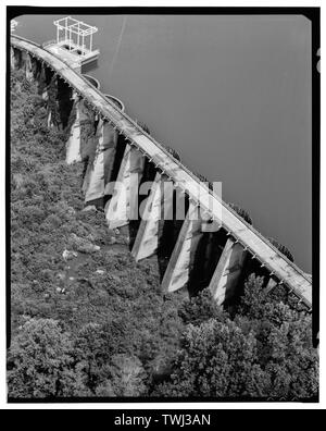 Secession Lake Dam - Luftaufnahme von Einlass- toren, Straßen- und dam-Abbeville Wasserkraftwerk, State Highway 284 und der County Road 72, Rocky River (historischen), Abbeville County, SC; Abbeville Wasser und elektrische Anlagen Firma; Pennell, James Roy; Weiß, W H; Abbeville Power Company Incorporated; D.M. Rickenbacker Bauunternehmen; Townsend, C P; Wideman und Singleton; Britton, John B; S. Morgan Smith Firma; Woodward Governor Company; Bethlehem Steel Company; Westinghouse Corporation; Bush Sulzer Brothers Company; Mark Brüder; Cary, Brian, Sender Stockfoto