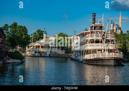 Orlando, Florida. 10. Mai 2019. Panoramablick von Liberty Square River Boat in Magic Kingdom in Walt Disney World. Stockfoto
