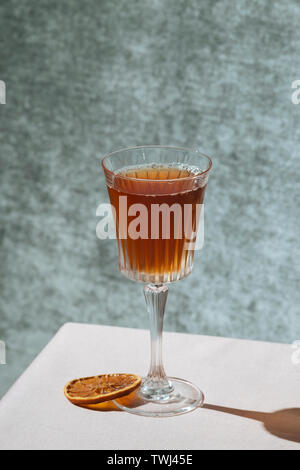 Stinger, nach dem Abendessen einen Cocktail mit Cognac und Crème de Menthe weiss Stockfoto