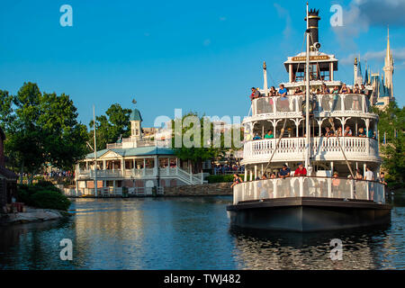 Orlando, Florida. 10. Mai 2019. Panoramablick auf Liberty Square River Boat in Magic Kingdom in Walt Disney World Stockfoto