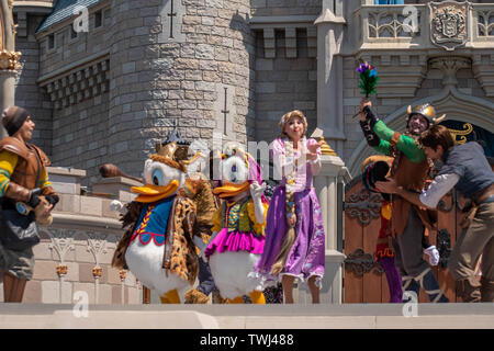 Orlando, Florida. Mai 17, 2019. Donald, Daisy und Rapunzel auf Mickey's Royal Freundschaft Faire auf Cinderella Schloss in Magic Kingdom in Walt Disney Wor Stockfoto