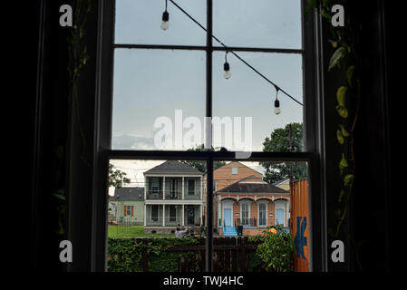 New Orleans, Louisiana, USA. 15 Juni, 2019. Arbeitnehmer lag ein Haus in New Orleans, Louisiana, am Samstag, dem 15. Juni. Credit: Justin L. Stewart/ZUMA Draht/Alamy leben Nachrichten Stockfoto