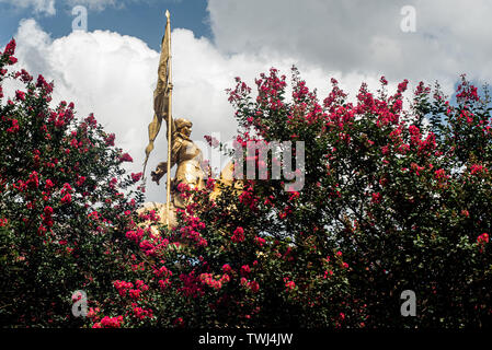 New Orleans, Louisiana, USA. 16 Juni, 2019. Eine Statue von Jeanne d'Arc liegt außerhalb des französischen Marktes in New Orleans, Louisiana, am Sonntag, dem 16. Juni. Credit: Justin L. Stewart/ZUMA Draht/Alamy leben Nachrichten Stockfoto