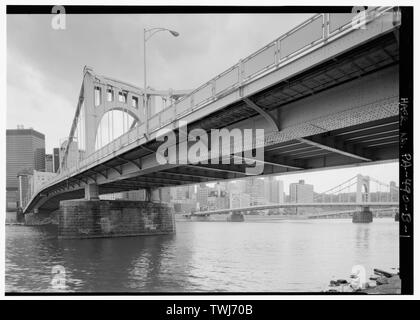 Seventh Street Bridge, SW mit Sixth Street Bridge im Hintergrund. - Drei Schwestern Brücken, Seventh Street Bridge, Spanning Allegheny River bei Seventh Street, Pittsburgh, Allegheny County, PA; Covell, Vernon R; Nutter, D; Roush, Stanley L; Wilkerson, T J; American Bridge Company; Stiftung; Allegheny County Abteilung für öffentliche Arbeiten; Braun, Norman F; Richardson, George S; DeLony, Eric N, Projektleiter; Pennsylvania Verkehrsministerium, Sponsor; historische Pennsylvania und Museum Kommission, Sponsor; Lowe, Jet, Fotograf Stockfoto