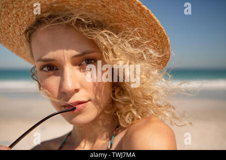 Schöne Frau am Strand Stockfoto