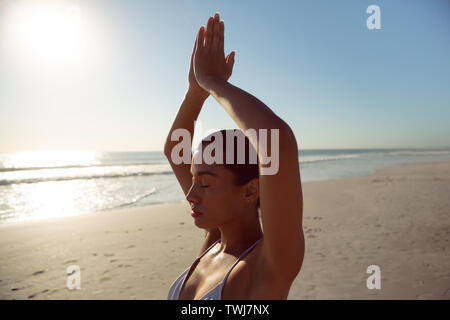 Frau durchführen Yoga am Strand Stockfoto