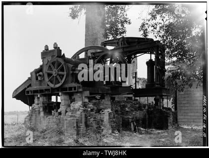 Seitenansicht des Zuckerrohrs Mühle NW mit Dampflok im Hintergrund. - Hacienda Azucarera La Esperanza, Dampfmaschine und Mühle, 2,65 mi. N des PR-Rt. 2 Brücke über Manati Fluss, Manati, Manati Municipio, PR; West Point Gießerei; Erhaltung Vertrauen von Puerto Rico; Kemble; Parrott, R P; Paulding; Gjessing, Fred, Fotograf; Boucher, Jack, Fotograf; Graziani, Luz M, Historiker; Freeman, Belmont, delineator; Yasuda, Beverly, delineator; del Cueto, Beatriz, delineator Stockfoto