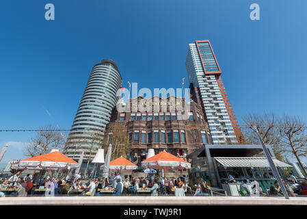 Rotterdam, Niederlande - 18 April 2019: Menschen ein dring in und Essen auf der Terrasse des Hotel New York an einem sonnigen Tag Stockfoto