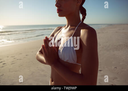 Frau durchführen Yoga am Strand Stockfoto