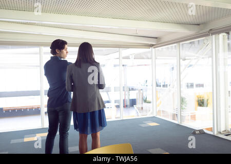 Männlichen und weiblichen Architekten mit einander interagieren im Büro Stockfoto