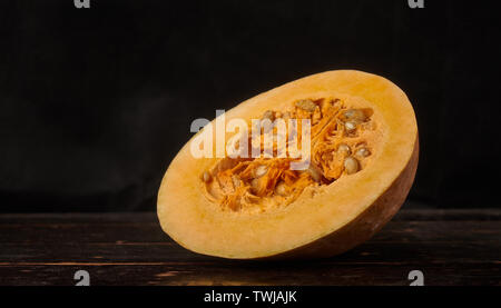 Kürbis auf Holztisch Stockfoto
