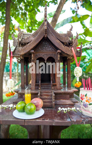 Ein Geist Haus oder Schrein, mit täglichen Angeboten, bei Makphet Restaurant, Vientiane, Laos. Stockfoto