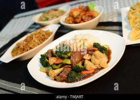 Chinesische Küche, Setup schön auf dem Tisch bereit zu dienen Stockfoto