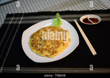 Chinesische ei fu junge, Setup schön auf einem Tisch bereit zu dienen Stockfoto