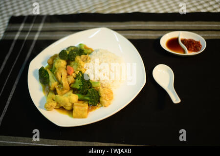 Vegetarisches Curry auf Reis, Setup schön auf einem Tisch bereit zu dienen Stockfoto