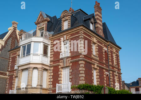 Typische Häuser und Hütten am Strand von Cabourg, Normandie, Frankreich Stockfoto