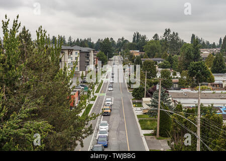 ABBOTSFORD, KANADA - 29. MAI 2019: Blick auf die Straße von Kleinstadt Wohnhäusern im Frühjahr. Stockfoto