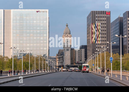 Paris, Frankreich - apris 15, 2019: Charles de Gaulle Brücke mit Turm Horloge - Tour de l'horloge - Der Gare de Lyon Bahnhof im Hintergrund Stockfoto