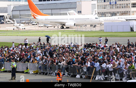 Paris, den 20. Juni. 23. Juni 2019. Die Menschen sehen ein Flight Display auf der 53. Internationalen Paris Air Show in Le Bourget Airport in der Nähe von Paris, Frankreich, 20. Juni 2019 statt. Die International Paris Air Show trat weg hier am Montag und dauern bis Juni 23., 2019. Credit: Gao Jing/Xinhua/Alamy leben Nachrichten Stockfoto