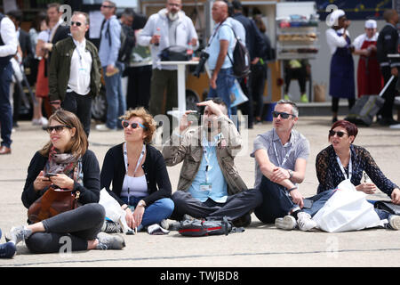 Paris, den 20. Juni. 23. Juni 2019. Die Menschen sehen ein Flight Display auf der 53. Internationalen Paris Air Show in Le Bourget Airport in der Nähe von Paris, Frankreich, 20. Juni 2019 statt. Die International Paris Air Show trat weg hier am Montag und dauern bis Juni 23., 2019. Credit: Gao Jing/Xinhua/Alamy leben Nachrichten Stockfoto