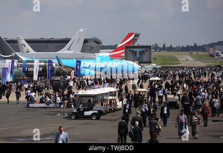 Paris, den 20. Juni. 23. Juni 2019. Menschen besuchen die 53rd International Paris Air Show in Le Bourget Airport in der Nähe von Paris, Frankreich, 20. Juni 2019 statt. Die International Paris Air Show trat weg hier am Montag und dauern bis Juni 23., 2019. Credit: Gao Jing/Xinhua/Alamy leben Nachrichten Stockfoto