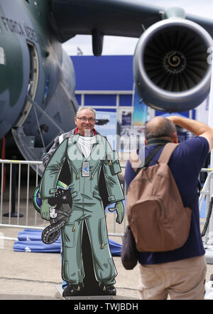 Paris, den 20. Juni. 23. Juni 2019. Ein Mann wirft mit einer Pilot-förmige Board für Fotos auf der 53. Internationalen Paris Air Show in Le Bourget Airport in der Nähe von Paris, Frankreich, 20. Juni 2019 statt. Die International Paris Air Show trat weg hier am Montag und dauern bis Juni 23., 2019. Credit: Gao Jing/Xinhua/Alamy leben Nachrichten Stockfoto