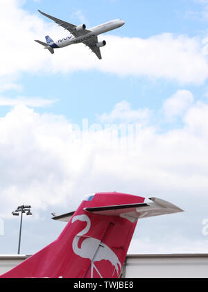 Paris, den 20. Juni. 23. Juni 2019. Ein Airbus A350-1000 führt während eines Fluges Anzeige auf der 53. Internationalen Paris Air Show in Le Bourget Airport in der Nähe von Paris, Frankreich, 20. Juni 2019 statt. Die International Paris Air Show trat weg hier am Montag und dauern bis Juni 23., 2019. Credit: Gao Jing/Xinhua/Alamy leben Nachrichten Stockfoto