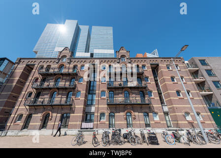 Rotterdam, Niederlande - 18 April 2019: alten holländischen Gebäude gegen De Rotterdam Welcome und blauer Himmel Stockfoto