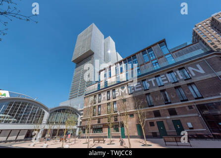 Rotterdam, Niederlande - 18 April 2019: alten holländischen Gebäude gegen De Rotterdam Welcome und blauer Himmel Stockfoto