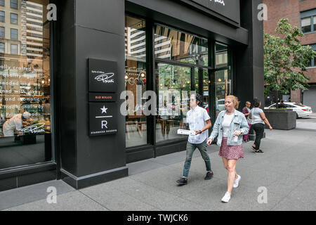 New York, 6/6/2019: Leute gehen von einem Starbucks Coffee shop Buchen in Midtown Manhattan. Stockfoto