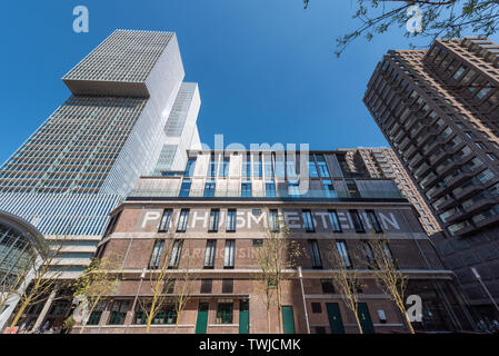 Rotterdam, Niederlande - 18 April 2019: alten holländischen Gebäude gegen De Rotterdam Welcome und blauer Himmel Stockfoto