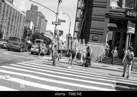 New York, 6/15/2019: Menschen sind Kreuzung Lafayette Street, wo es mit der Houston Street. Stockfoto