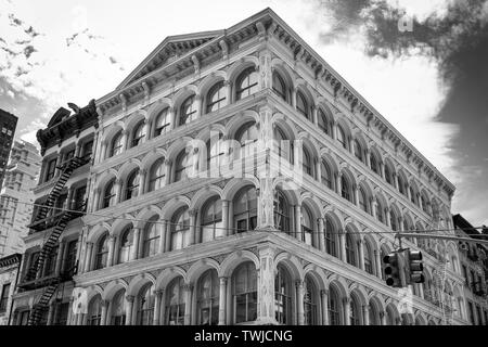 Typische SoHo Gebäude mit einem hölzernen Wassertank auf dem Dach. Stockfoto