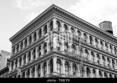 Typische SoHo Gebäude mit einem hölzernen Wassertank auf dem Dach. Stockfoto